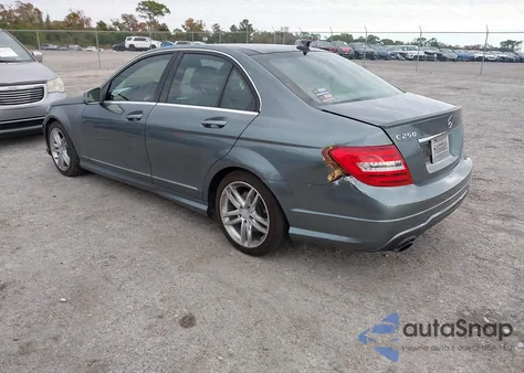 2012 Mercedes-Benz C 250 Sport z USA, uszkodzony, nr VIN WDDGF4HB3CR213010